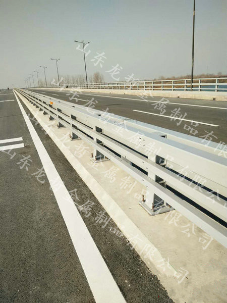 清遠(yuǎn)防撞護(hù)欄工程案例 清遠(yuǎn)防撞護(hù)欄工程案例